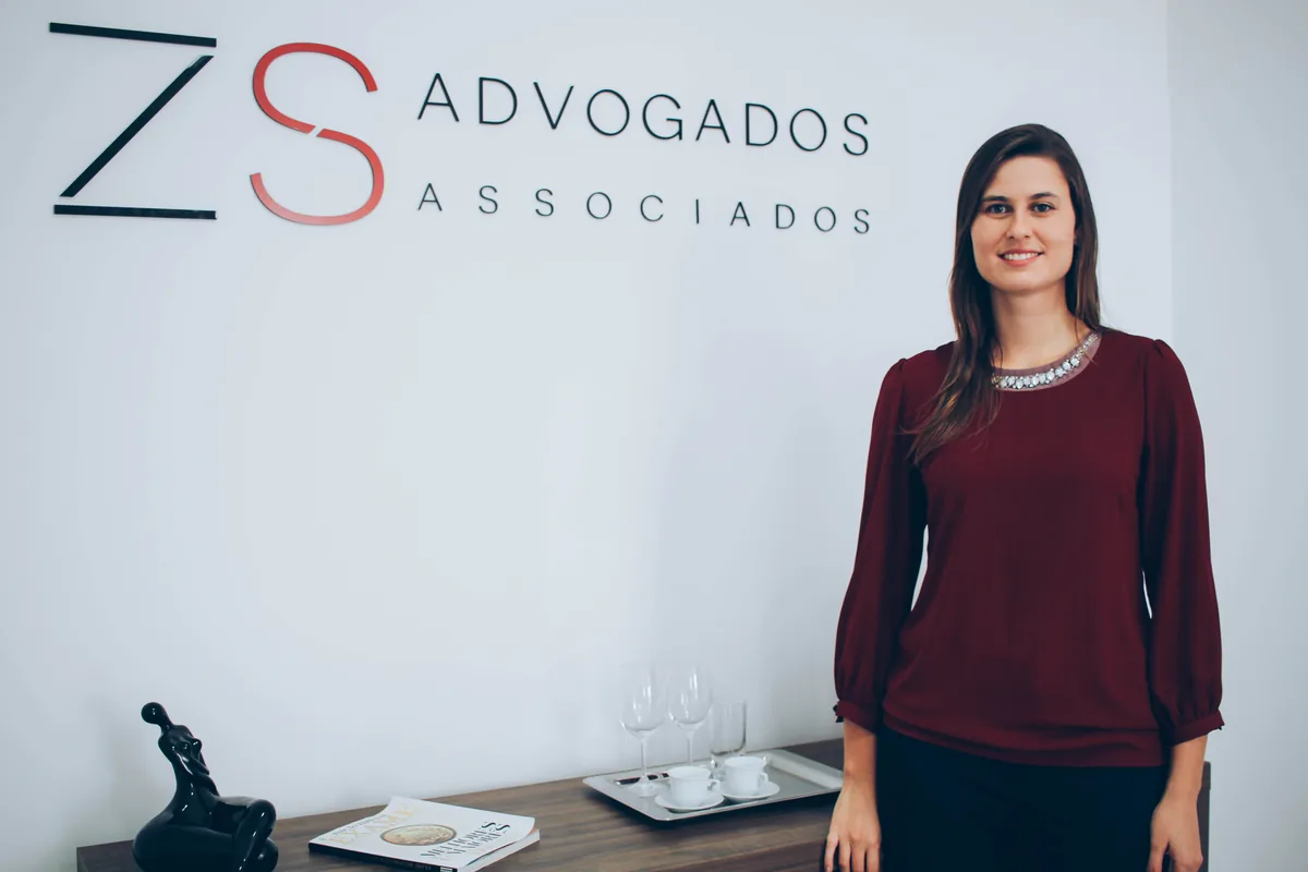 Karina Peres Silvério no escritório