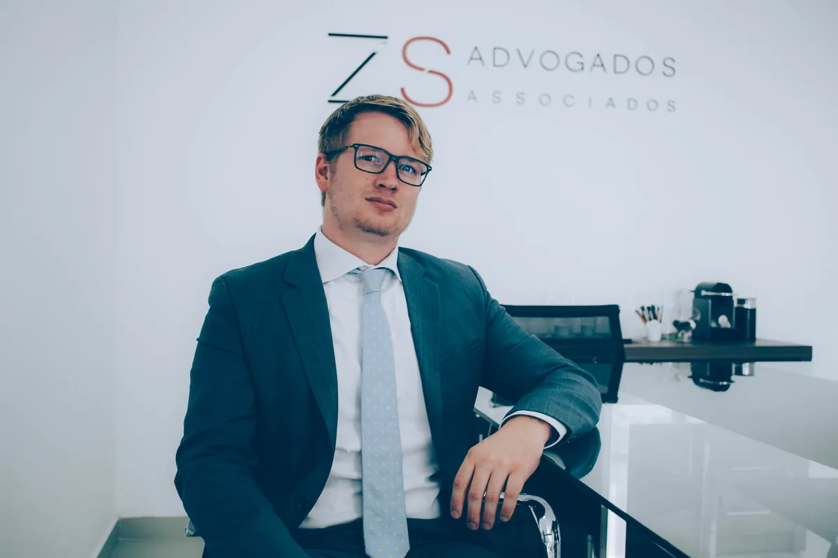 Zachariah Zagol no escritório